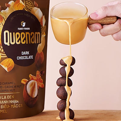 QN01 - Socola den phu caramel hanh nhan-hat dieu-mac ca/ Dark Chocolate Coated Caramel Almond-Cashew-Macadamia Nut