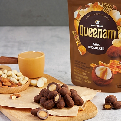 QN01 - Socola den phu caramel hanh nhan-hat dieu-mac ca/ Dark Chocolate Coated Caramel Almond-Cashew-Macadamia Nut