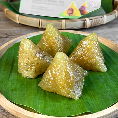 LV17 - Banh u nuoc tro/Glutinous Rice Cake With Mungbean Filling