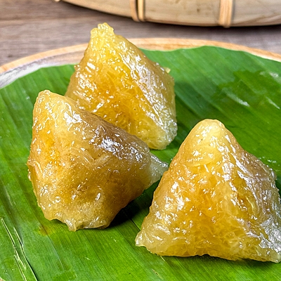 LV17 - Banh u nuoc tro/Glutinous Rice Cake With Mungbean Filling