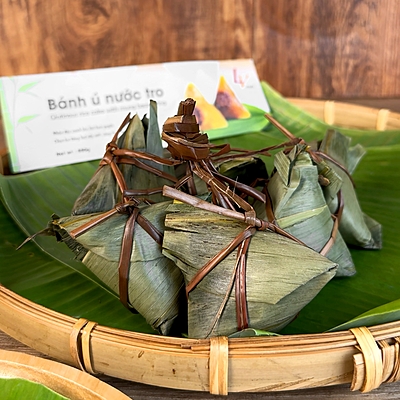 LV17 - Banh u nuoc tro/Glutinous Rice Cake With Mungbean Filling