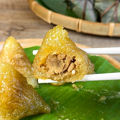 LV17 - Banh u nuoc tro/Glutinous Rice Cake With Mungbean Filling