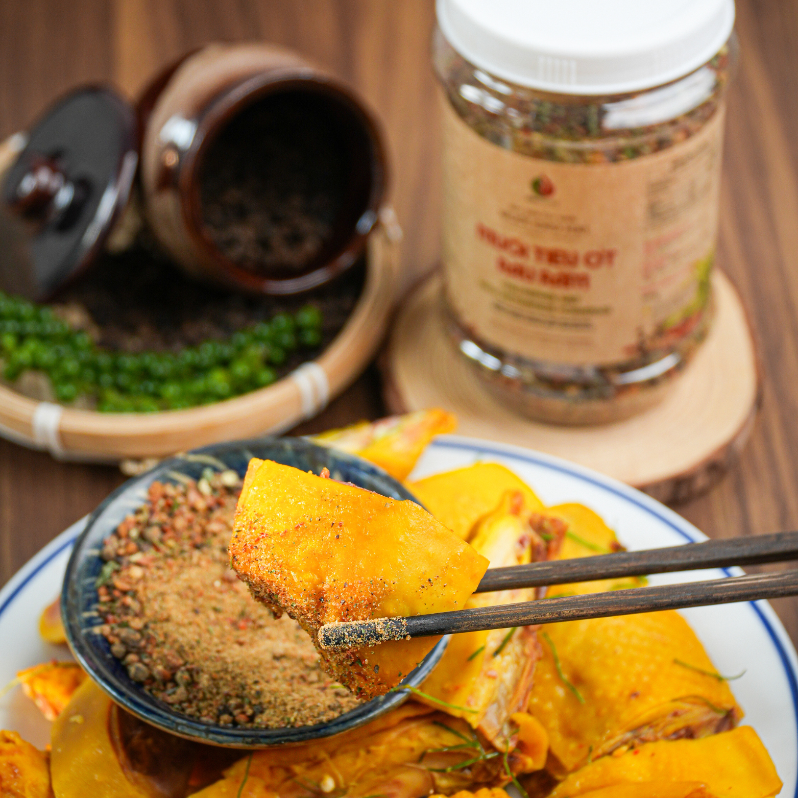 MCH06 - Muoi tieu ot rau ram/ Chili Pepper Salt With Vietnamese Coriander * 300g x 40 Units