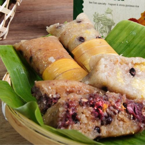 CT093 - Banh La Dua/Coconut Leaf Wrapped Cake